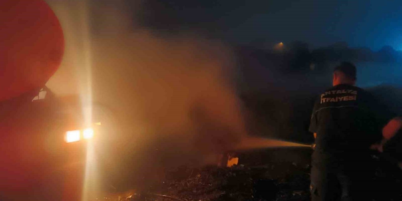 Otluk Alanda Çıkan Yangın Ekiplere Zor Anlar Yaşattı