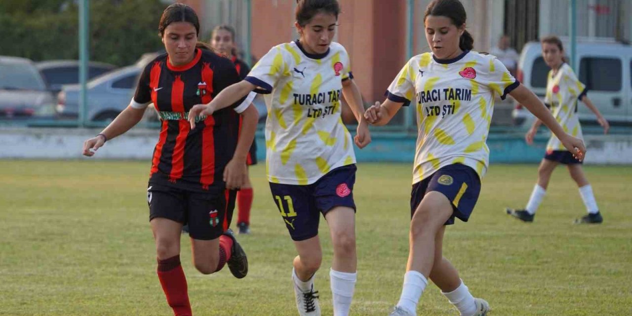 Tarsus’ta Kızlar Sahaya İndi