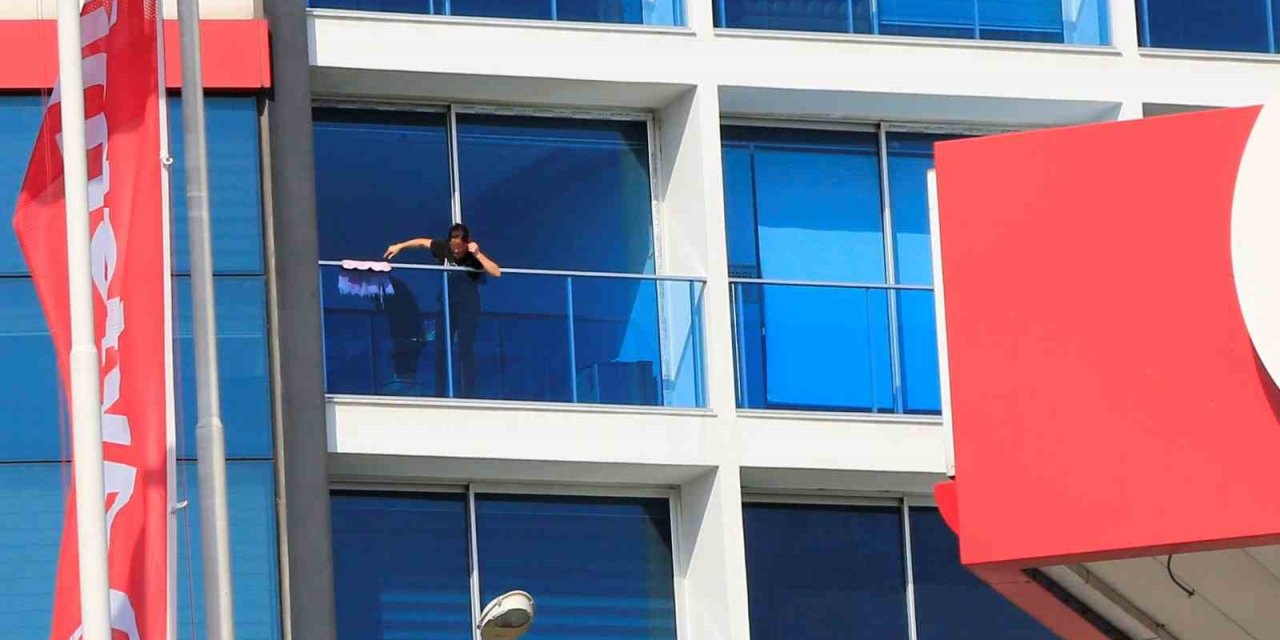 Temizlik Yaparken Balkonda Mahsur Kalan Kadın, İtfaiye Ekiplerince Kurtarıldı