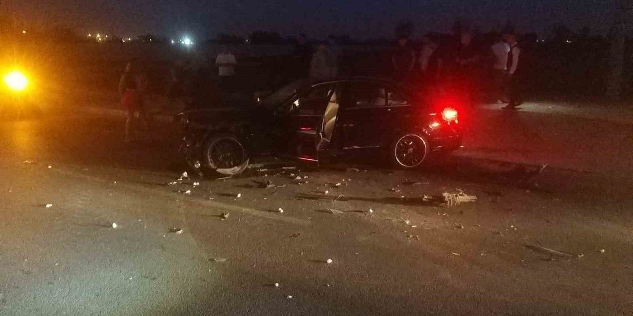 Pamuk Yüklü Traktör İle Otomobil Çarpıştı: 2 Yaralı