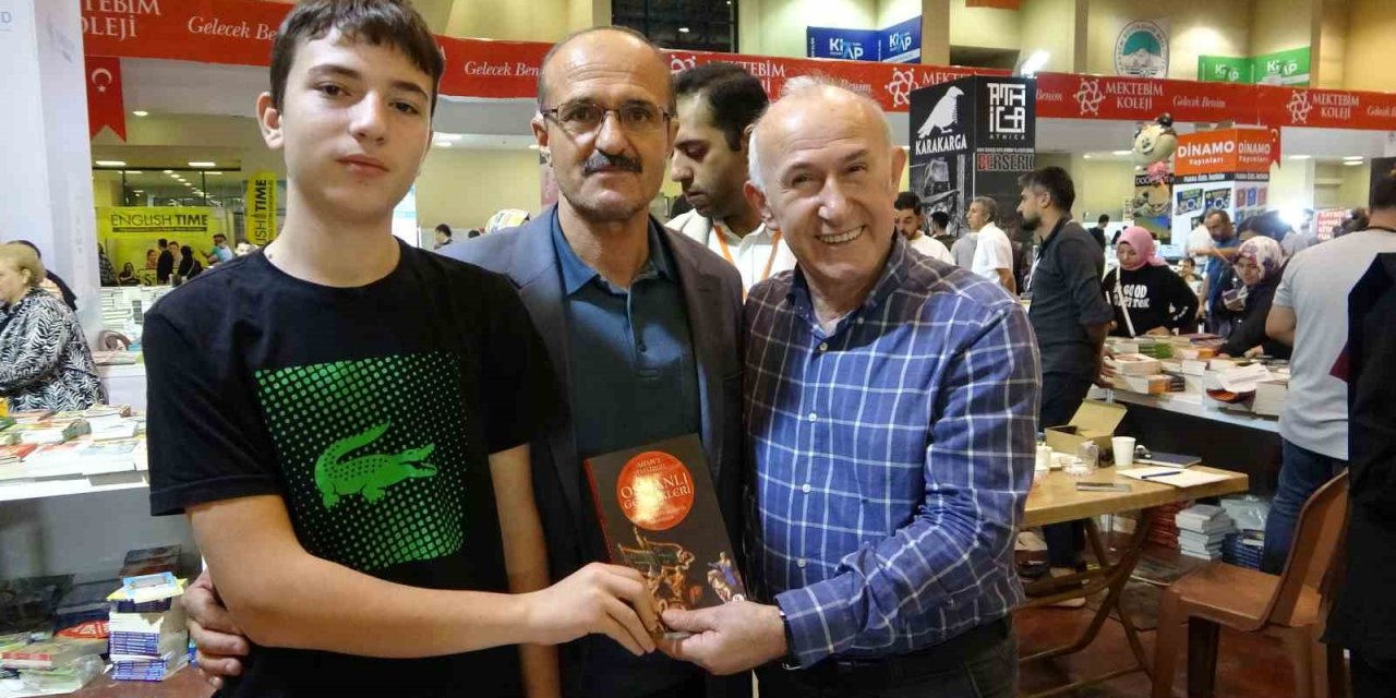 Ahmet Şimşirgil Kitaplarını İmzaladı