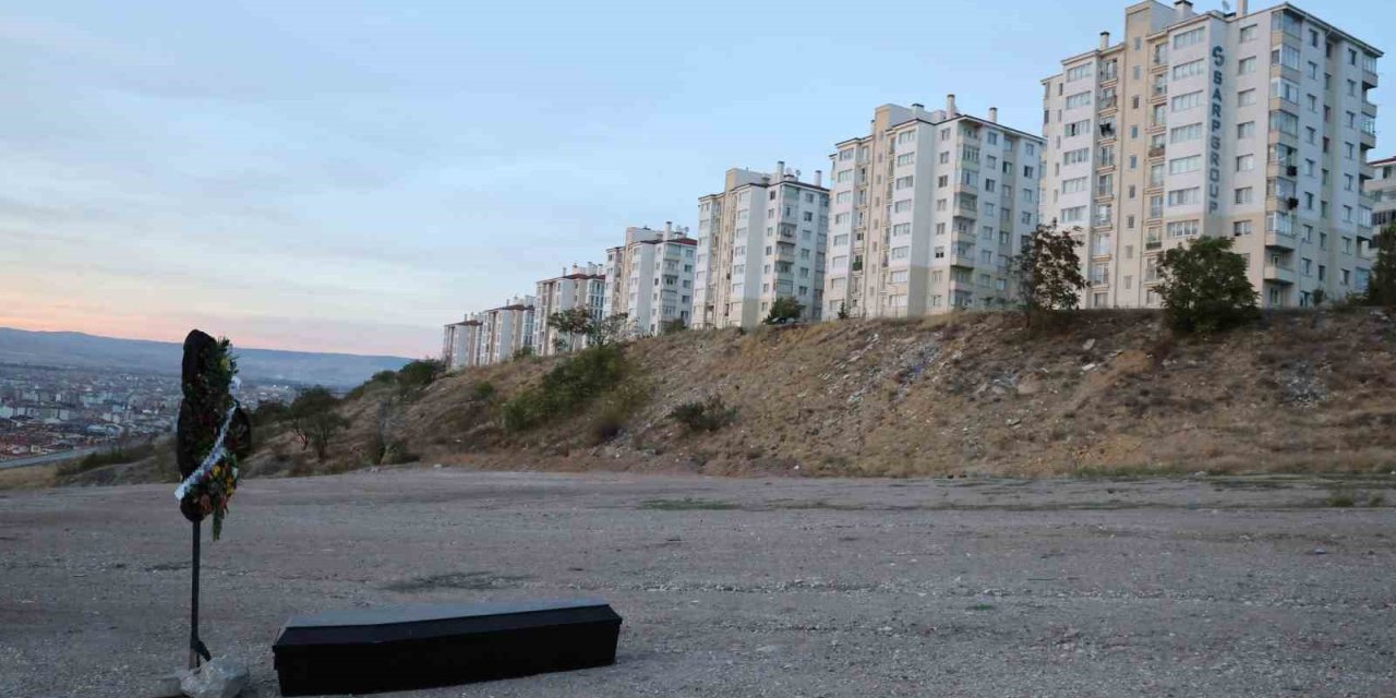 Eskişehir’de Arazinin Ortasına Bırakılan Tabut Ve Çelenk Görenleri Tedirgin Etti