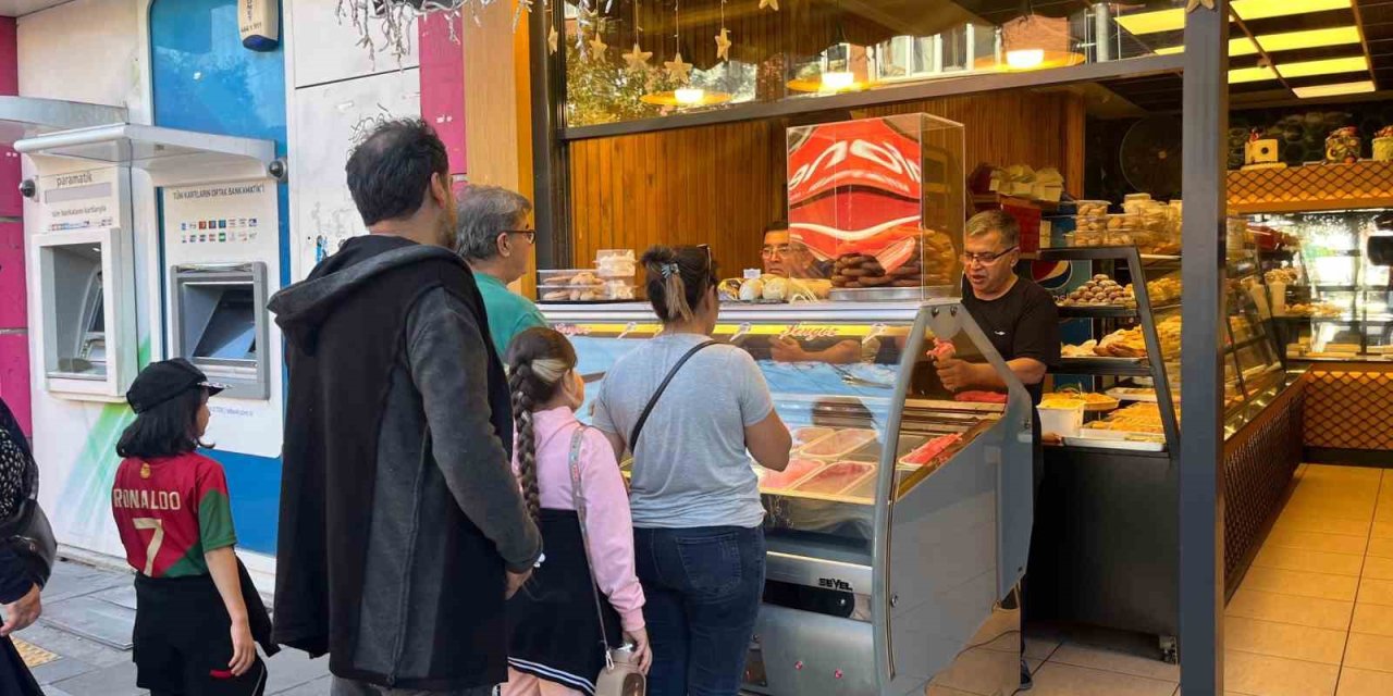 Kampanyaya İnanmayan Vatandaşlara Ücretsiz 200 Litre Dondurmayı Dağıtmakta Güçlük Çektiler