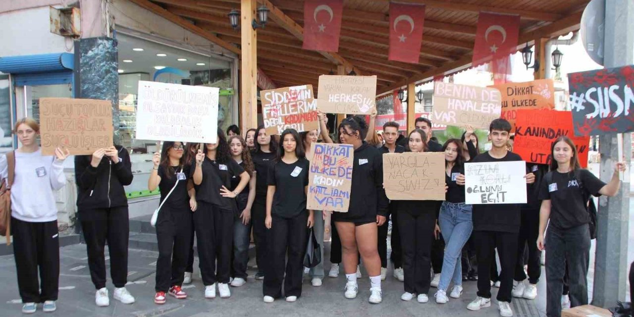 Serik’te Öğrencilerden Farkındalık Yürüyüşü