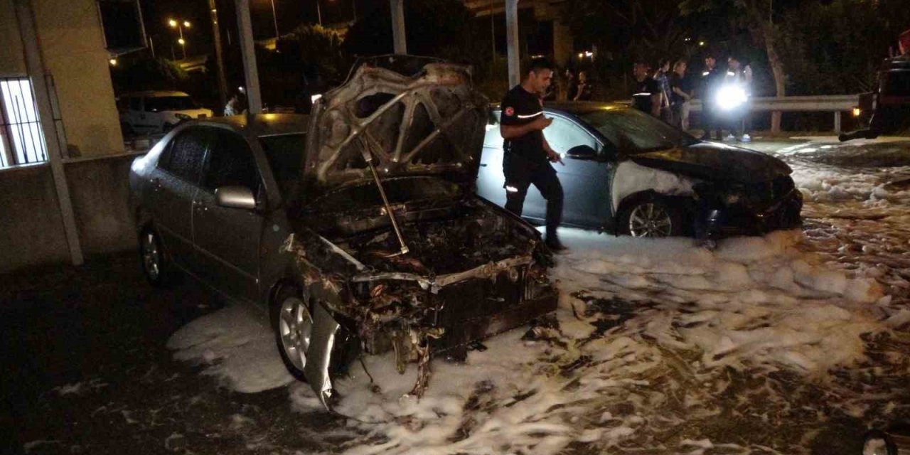 Galerinin Önündeki Araçları Kundakladılar