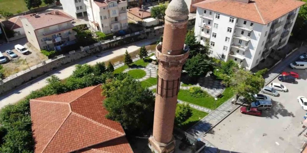 Aksaray'da 800 Yıllık Eğri Minare İhtişamıyla Zamana Meydan Okuyor