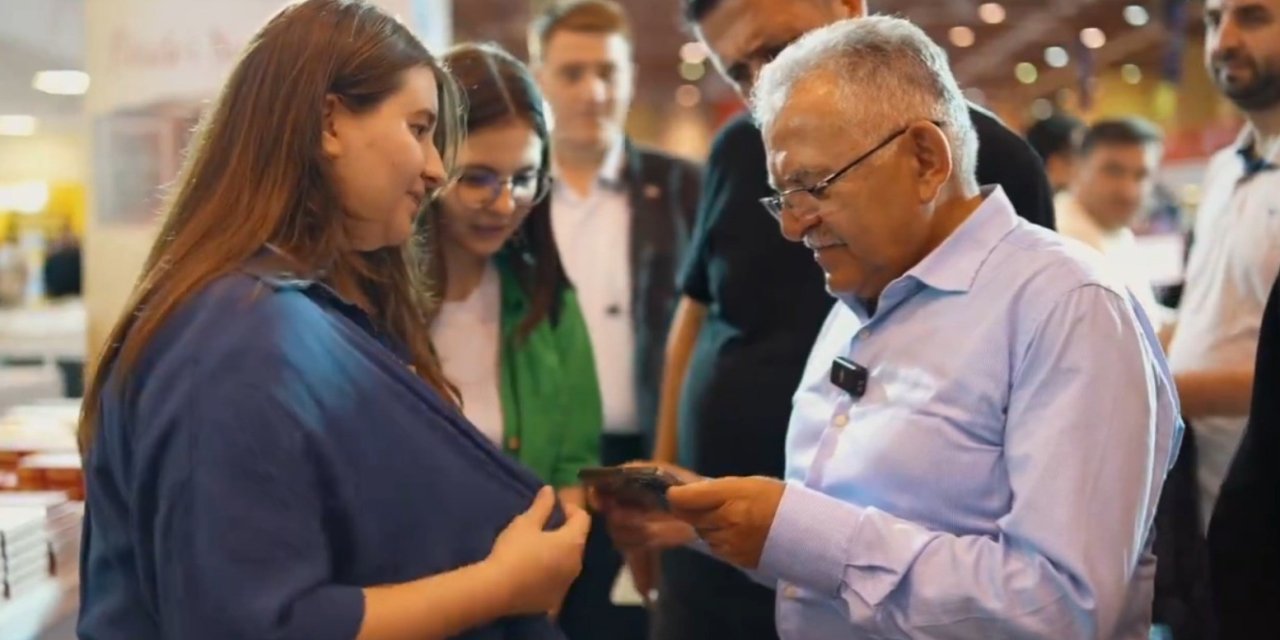 Başkan Büyükkılıç; 11 Yıllık Hatırayı Kitap Fuarı’nda Yeniledi