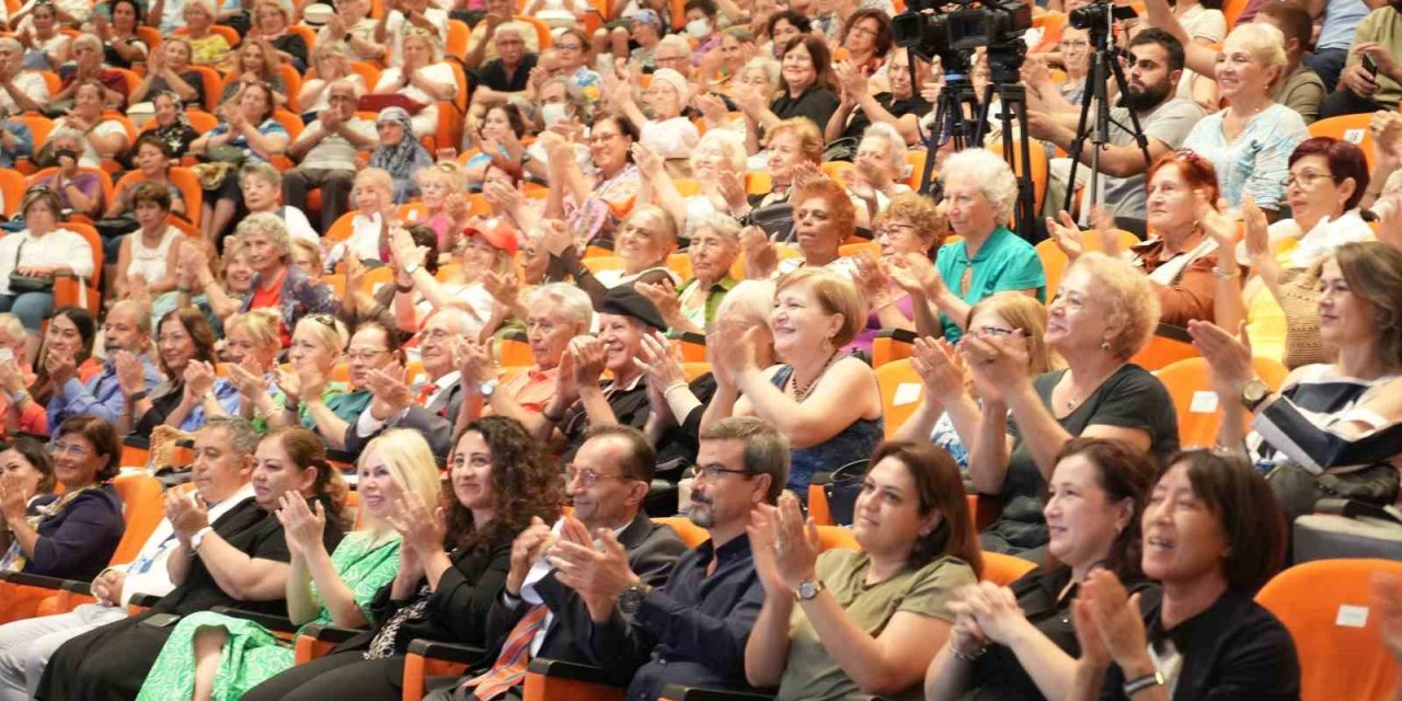 60+ Tazelenme Üniversitesinin İhtiyar Delikanlıları Dersbaşı Yaptı