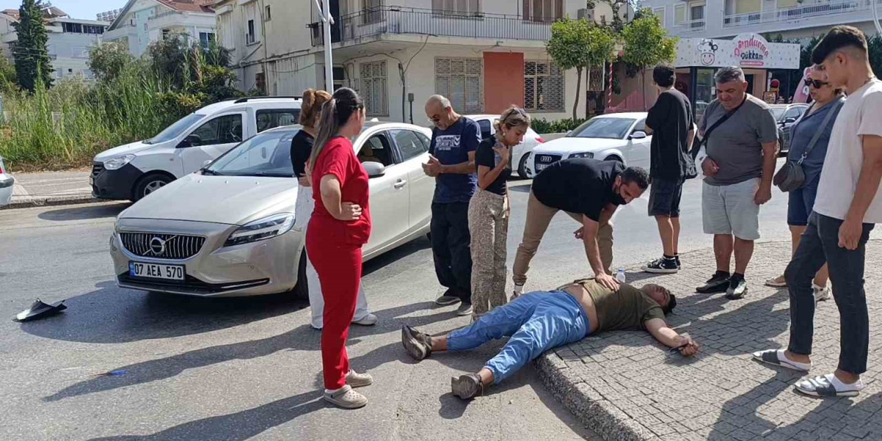 Kaza Yapan Motosikletlinin Yardımına Vatandaşlar Koştu