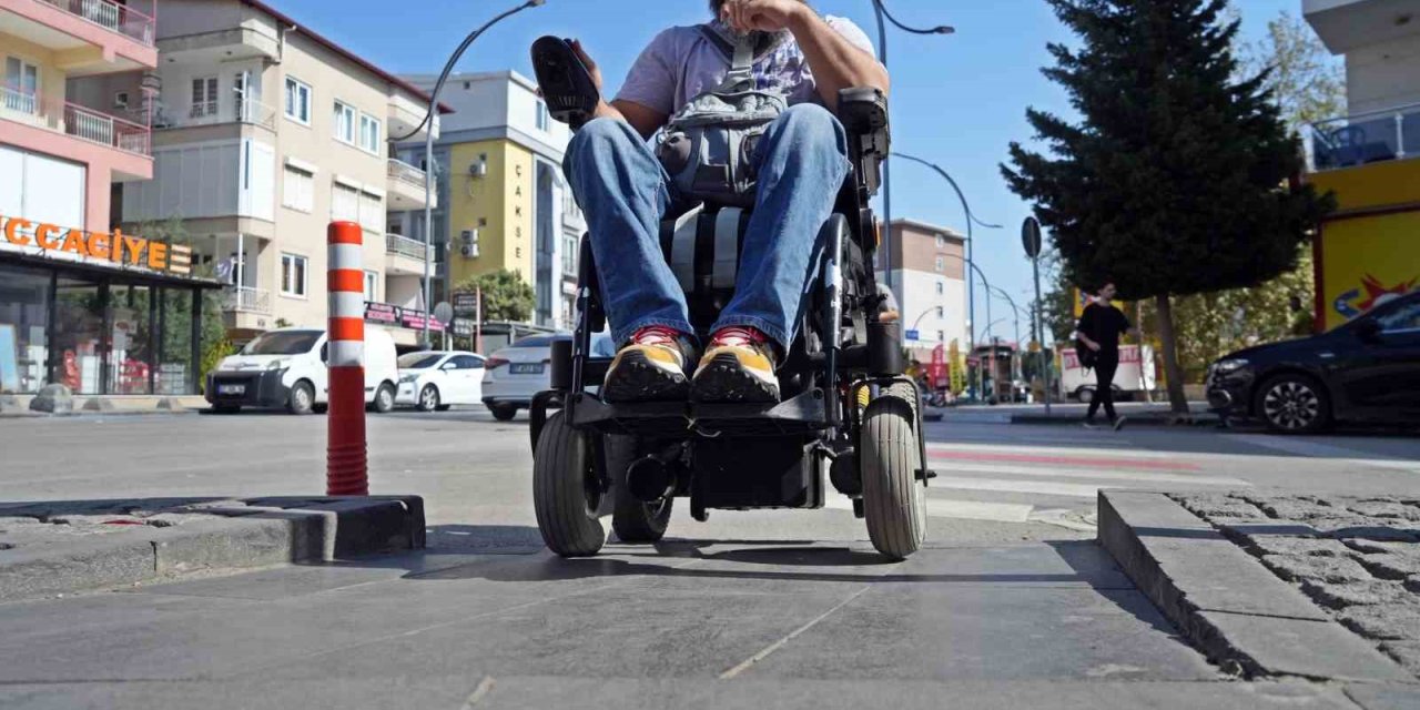 Engelli Rampası Önüne Park Edilen Araca Zarar Veren Engelli Adam: "bu Benim Tekerlekli Sandalyem Değil, Ayağım"