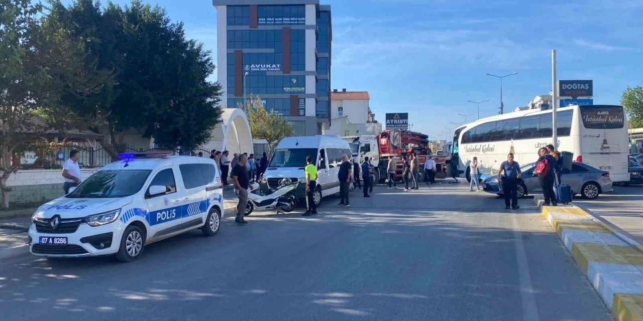 Yolcu Otobüsü, Minibüs Ve Vincin Karıştığı Kazada Otobüs Sürücüsü Yaralandı