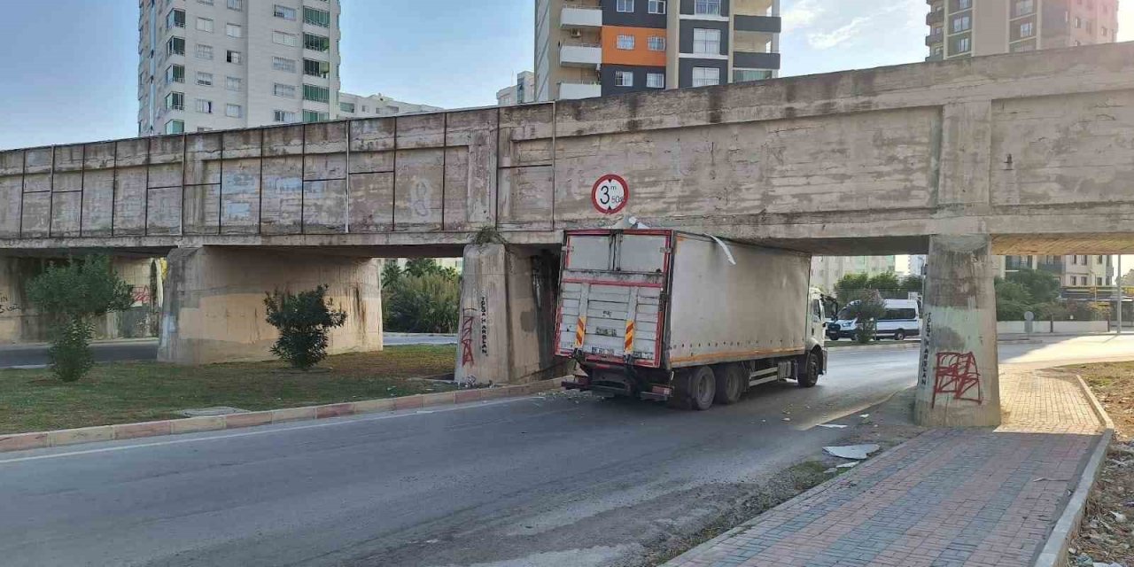 Kamyon Köprü Altında Sıkıştı