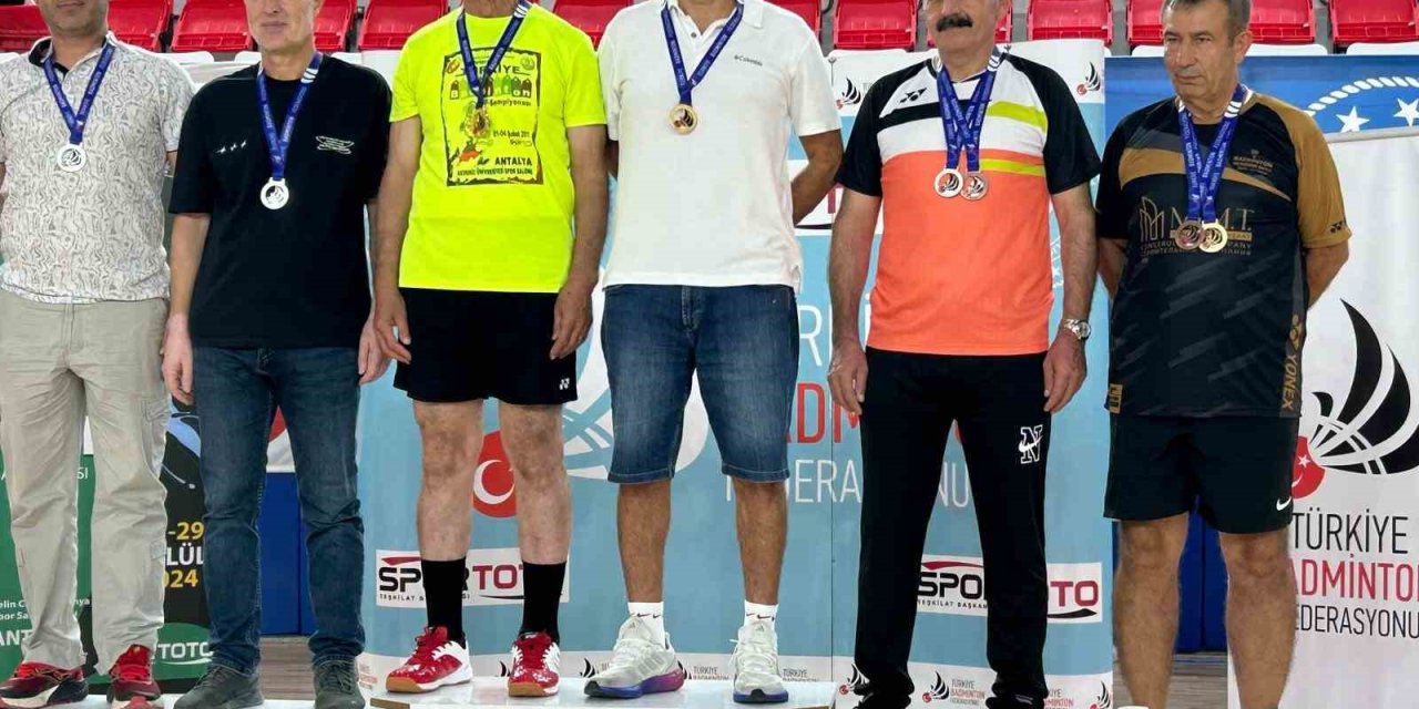 Badminton Sporcusu Öğretim Üyesinden 2 Altın Madalya Başarısı