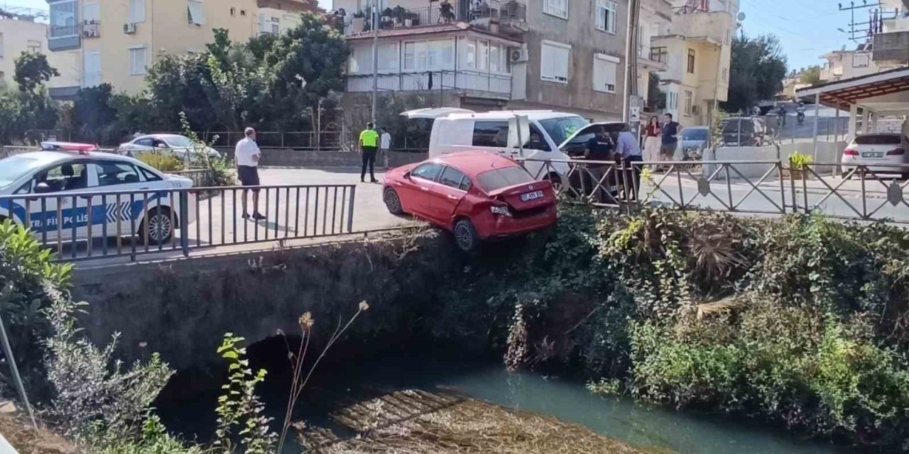 Kaza Yapan İrlandalı Sürücünün Otomobili Sulama Kanalında Asılı Kaldı