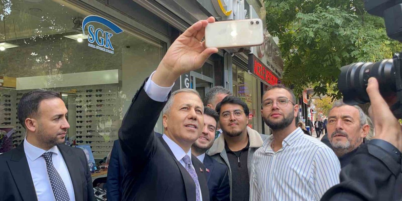 İçişleri Bakanı Ali Yerlikaya İle Gençler Arasında Gülümseten Sıcak Diyaloglar