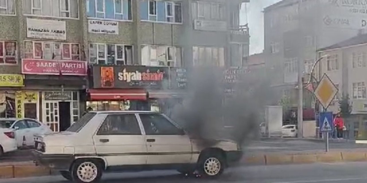 Konya’da Trafik Işıklarında Bekleyen Otomobilde Yangın