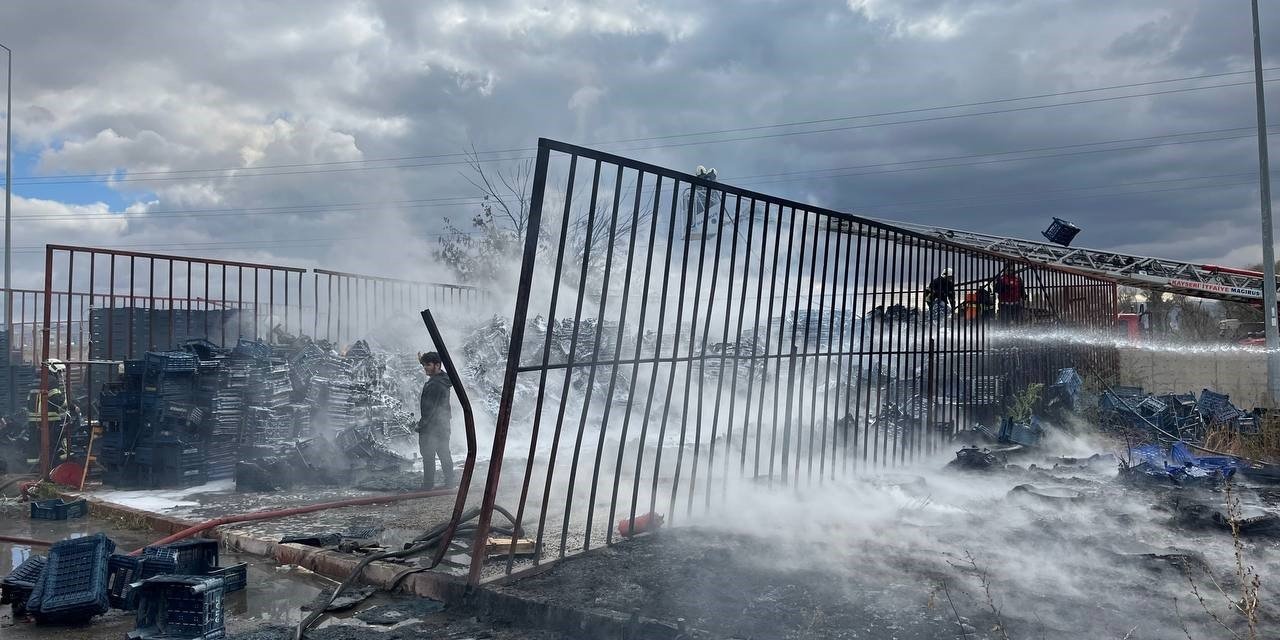 Ot Yangını Plastik Kasalara Sıçradı, Faciadan Dönüldü