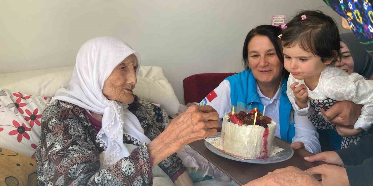 Asırlık Emine Nineye Doğum Günü Sürprizi