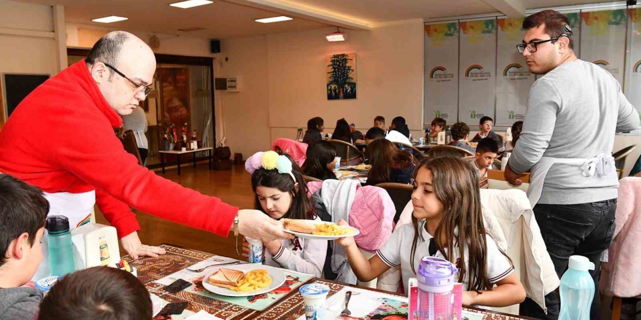 Gökkuşağı Kafe Minik Ziyaretçilerini Ağırladı