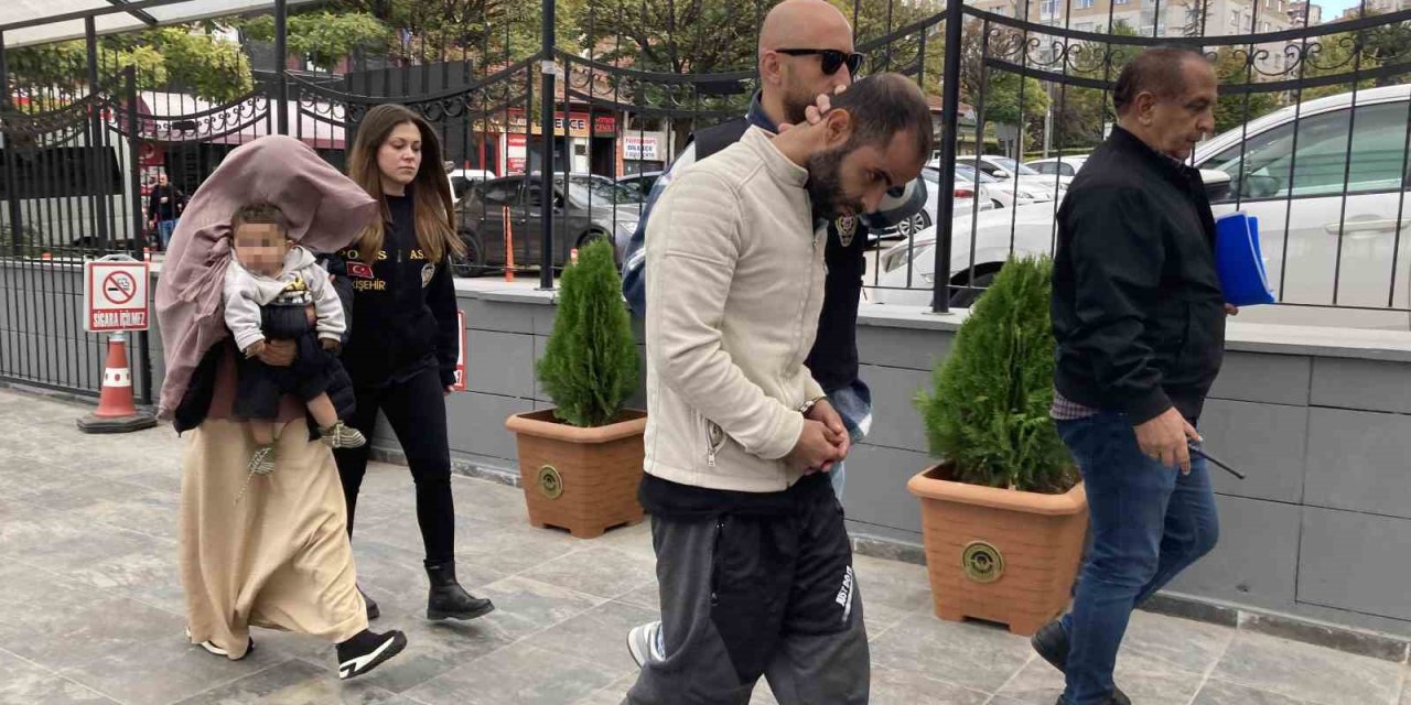 Dolandırdıkları Altınlar Salça Kovasının İçeirsinde Ele Geçirildi