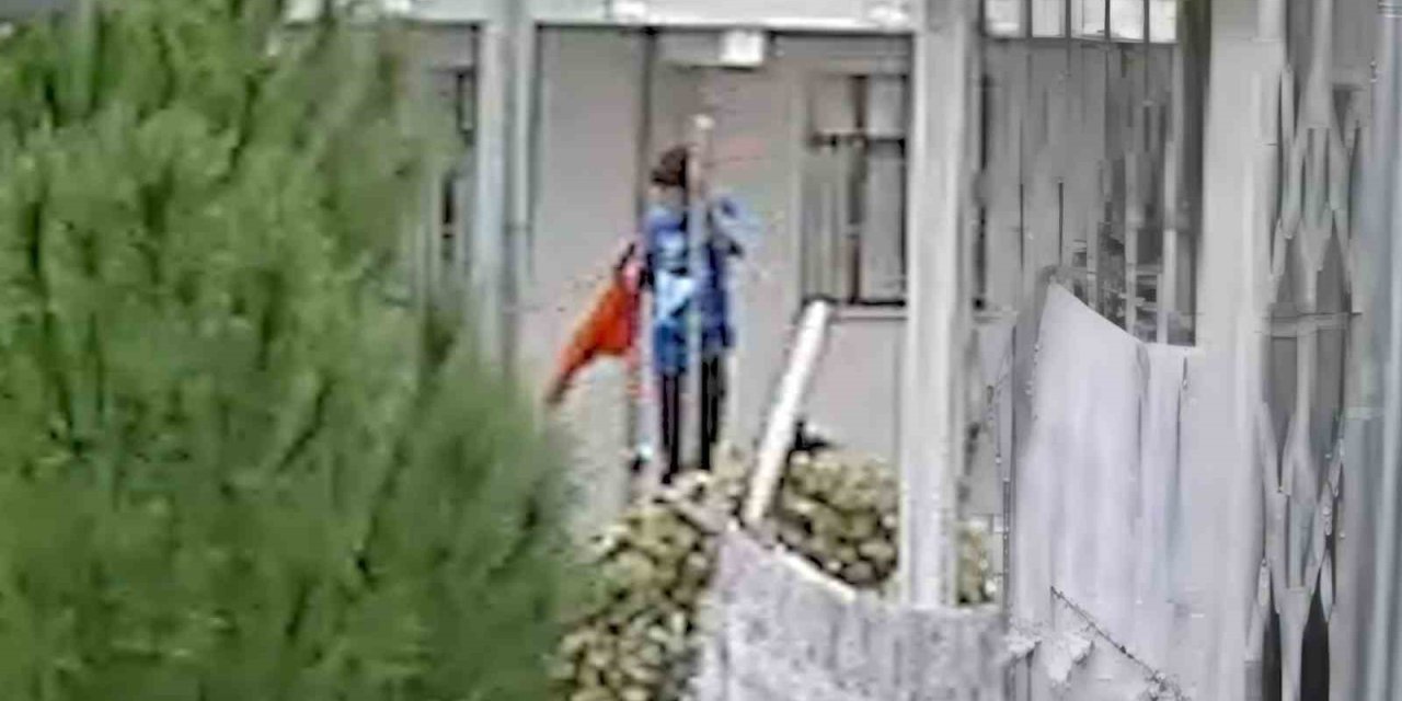 Yıpranmış Bayrağı Öpüp Yerinden Aldı, Hikayesi Herkesi Duygulandırdı