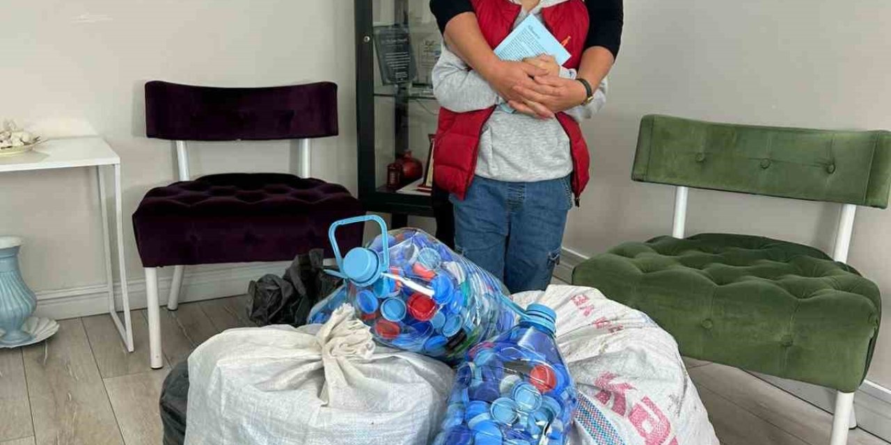 7 Yaşındaki Öğrenci, Engelliler İçin Kapak Topladı
