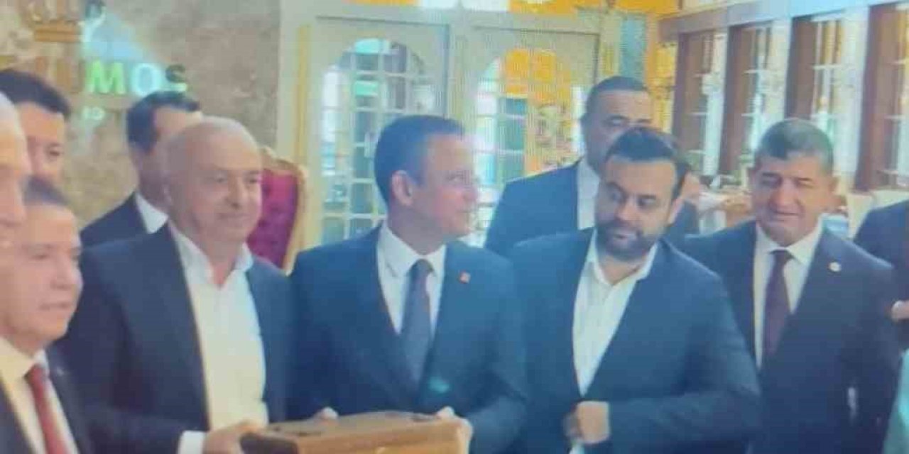 Alanya’da Özgür Özel’e Bangladeş’ten Özel Olarak Getirilen El Yazması Kur’an-ı Kerim Hediye Edildi