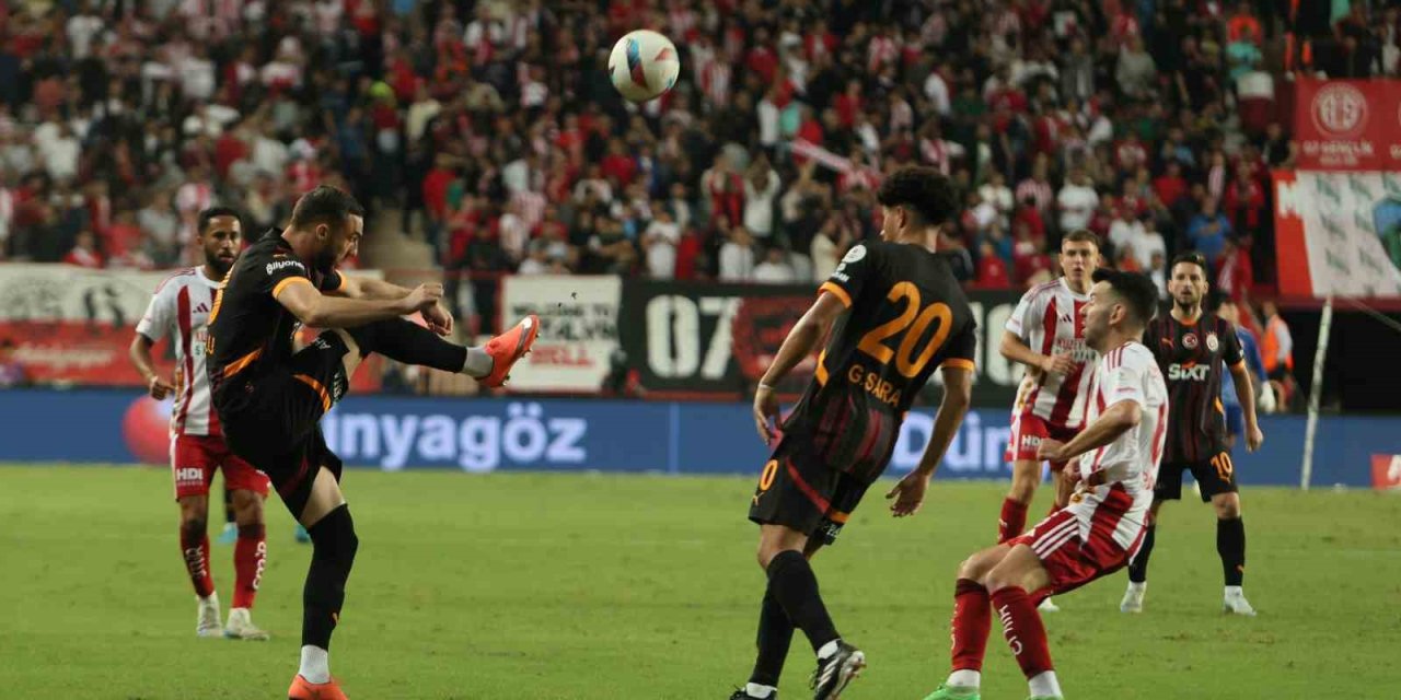 Trendyol Süper Lig: Antalyaspor: 0 - Galatasaray: 1 (ilk Yarı)