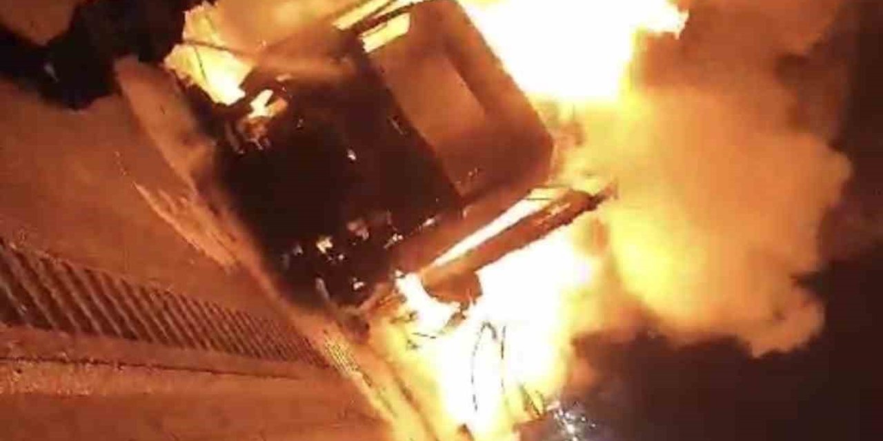 Tarsus’ta Seyir Halindeki Tır Yandı