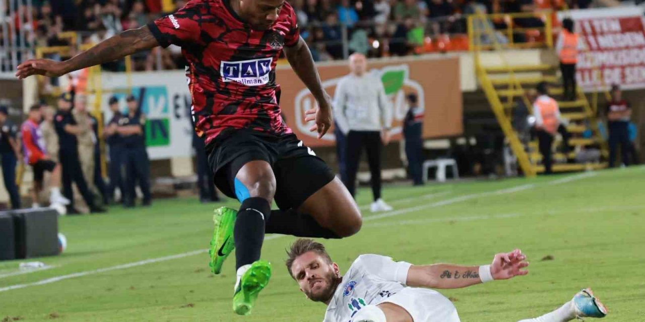 Trendyol Süper Lig: Alanyaspor: 0 - Kasımpaşa: 2 (ilk Yarı)