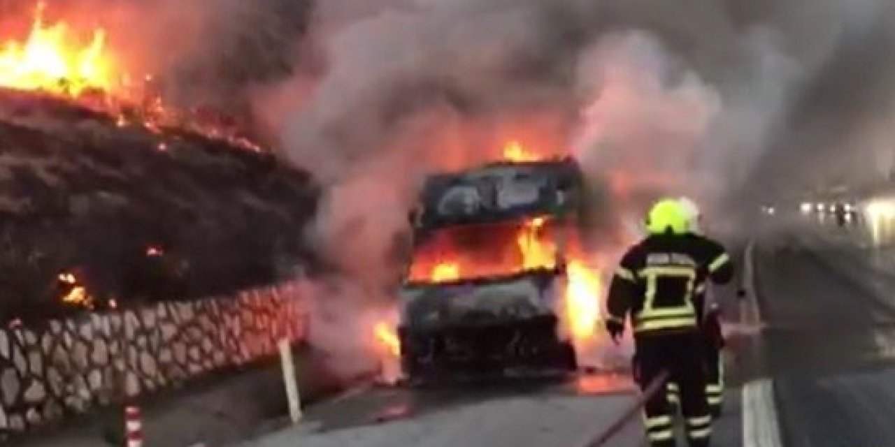 Servis Aracı Otoyolda Yandı, Yangın Çalılara Sıçradı