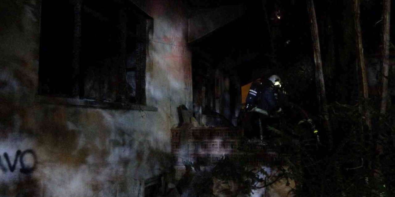 Daha Önce 4 Kez Yangın Çıkan Metruk Gecekondu Bir Kez Daha Yandı