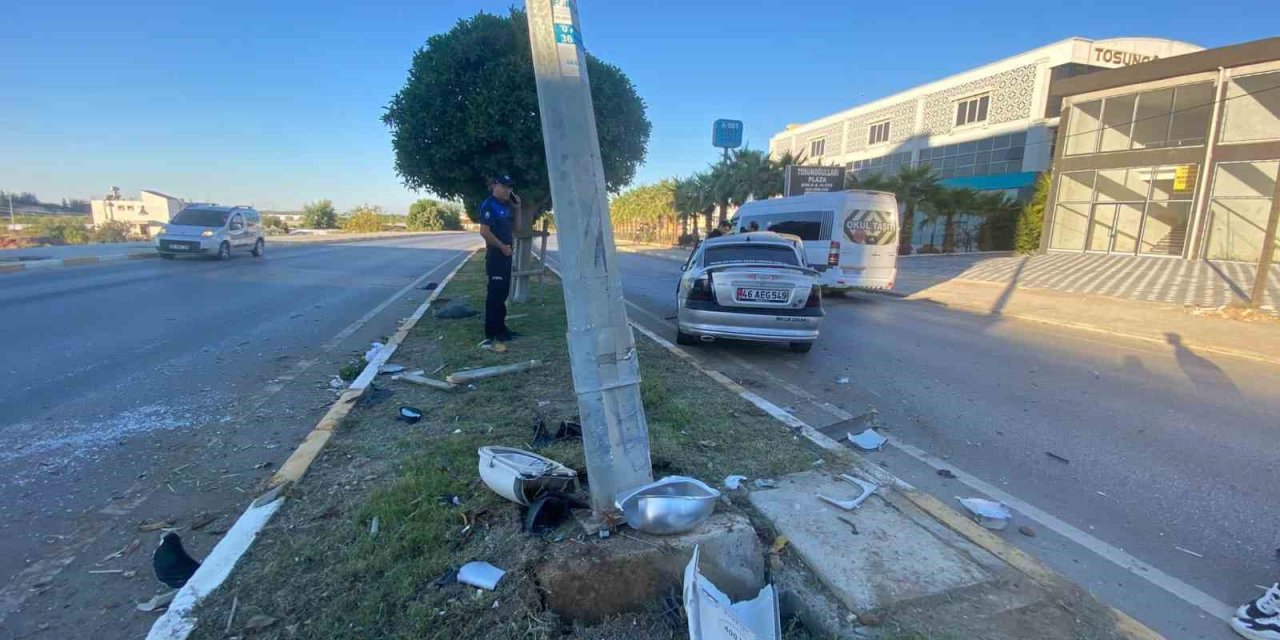 Refüje Çıkıp Ağaçları Deviren Otomobil Sürücüsünü Aydınlatma Direği Durdurdu