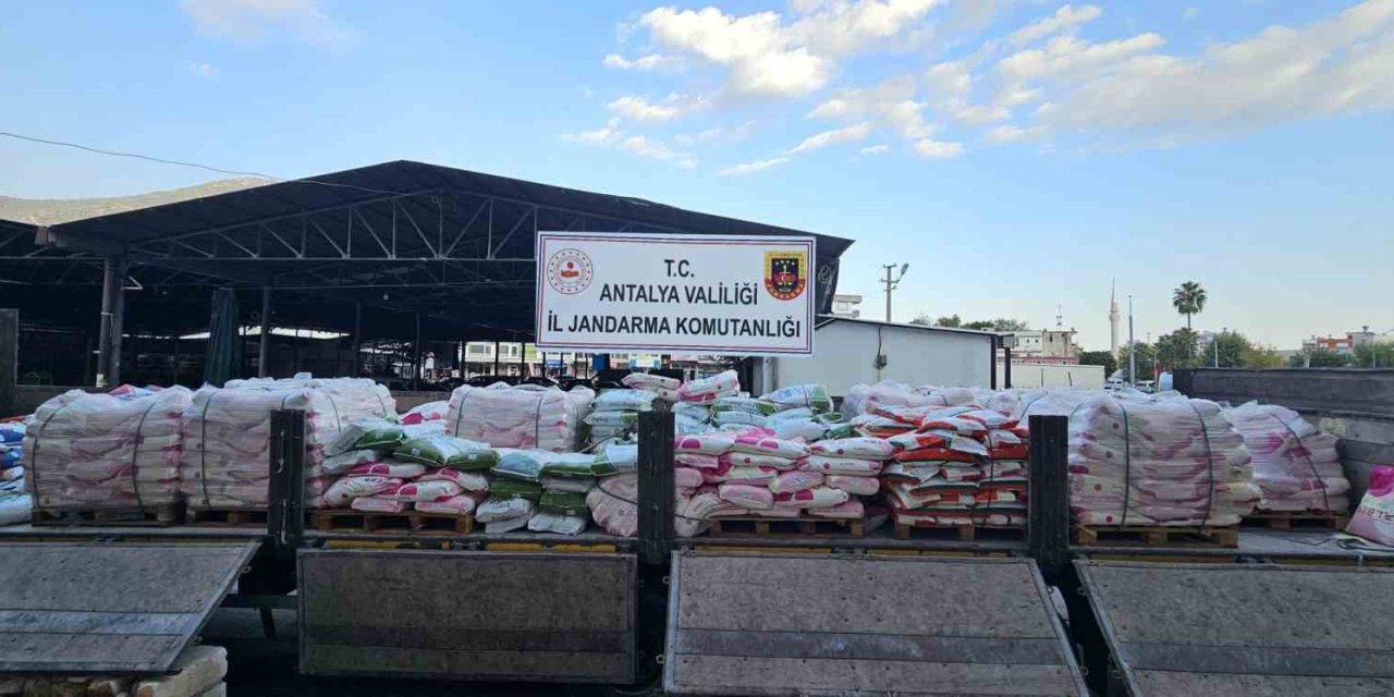 Antalya’da Bir Tırda 17 Ton Sahte Gübre Ele Geçirildi