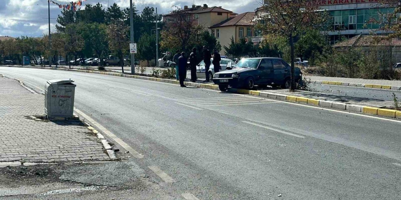 Tırla Çarpışan Otomobil Refüje Çıktı