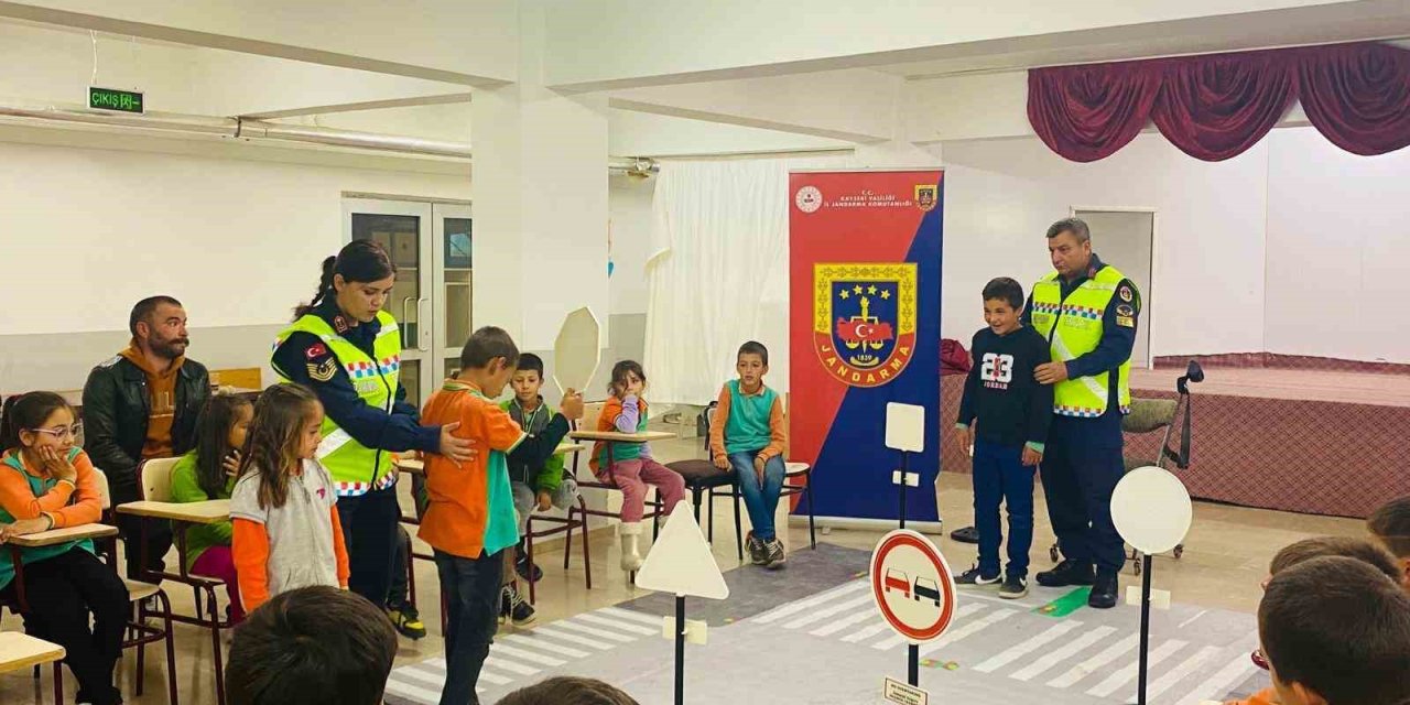 Jandarmadan İlk Ve Ortaokul Öğrencilerine Trafik Eğitimi