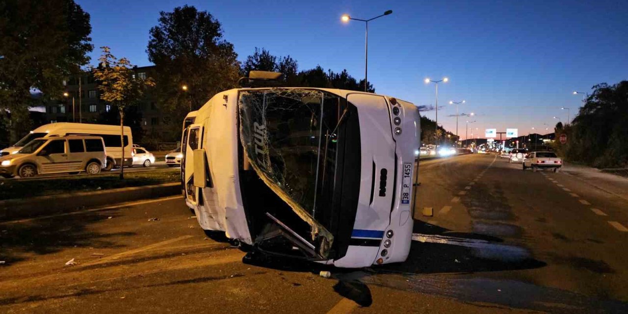 Otomobille Çarpışan İşçi Servisi Yan Yattı: 2 Yaralı