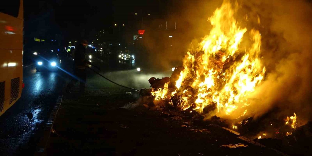 Antalya’da Geri Dönüşüm Kamyonundaki Atıklar Alev Aldı, Dumanlar Sürücülere Zor Anlar Yaşattı