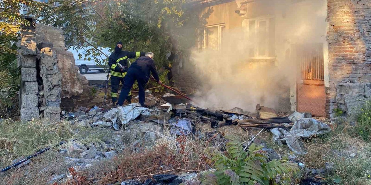 Bahçedeki Malzemelerin Tutuştuğu Yangında Maddi Hasar Oluştu