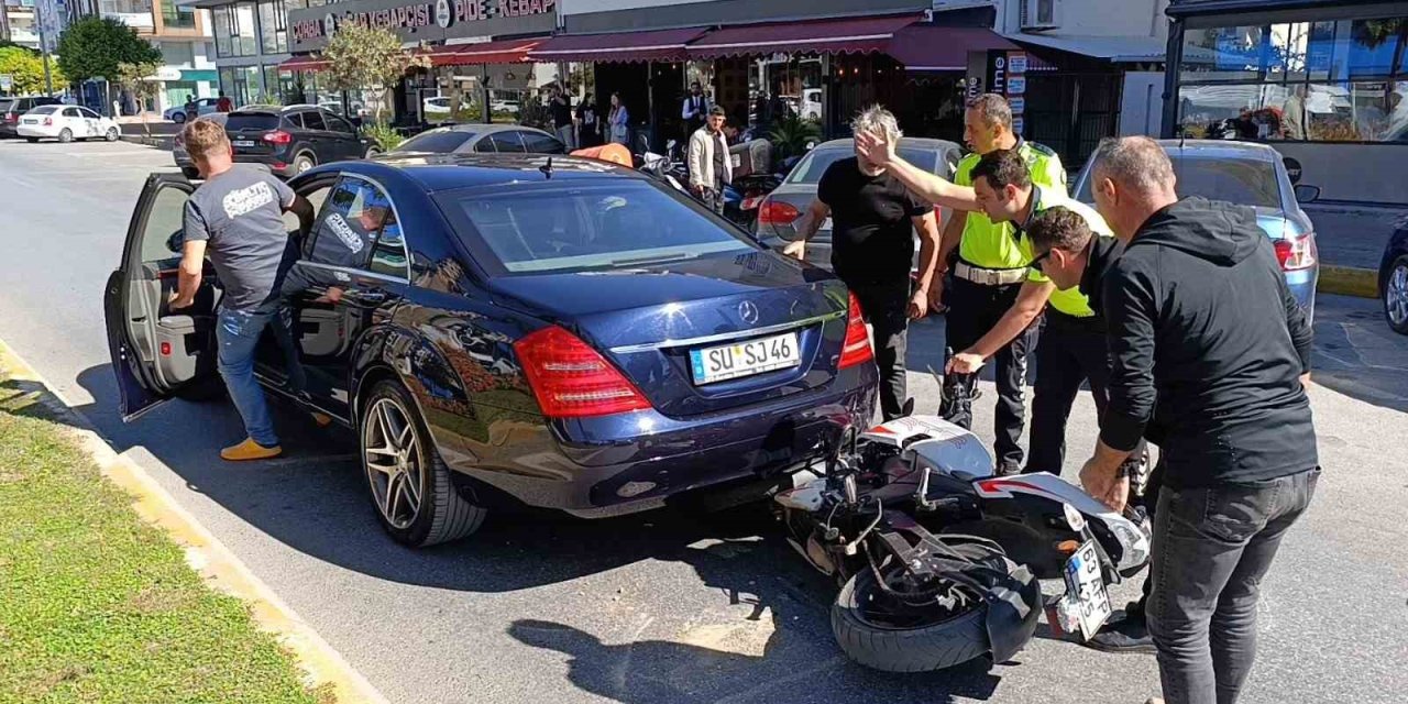 Motosiklet Başka Bir Araca Yol Vermek İçin Duran Otomobilin Altına Girdi: 2 Yaralı