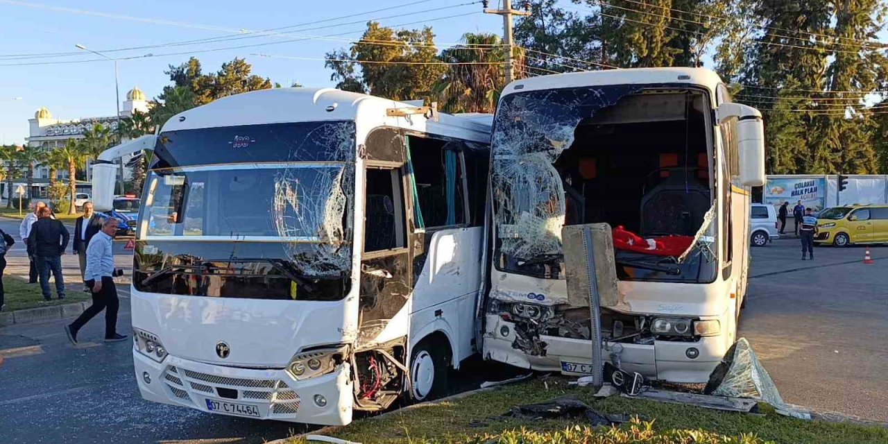 Antalya’da Otel Çalışanlarını Taşıyan Servis Araçları Çarpıştı: 13 Yaralı