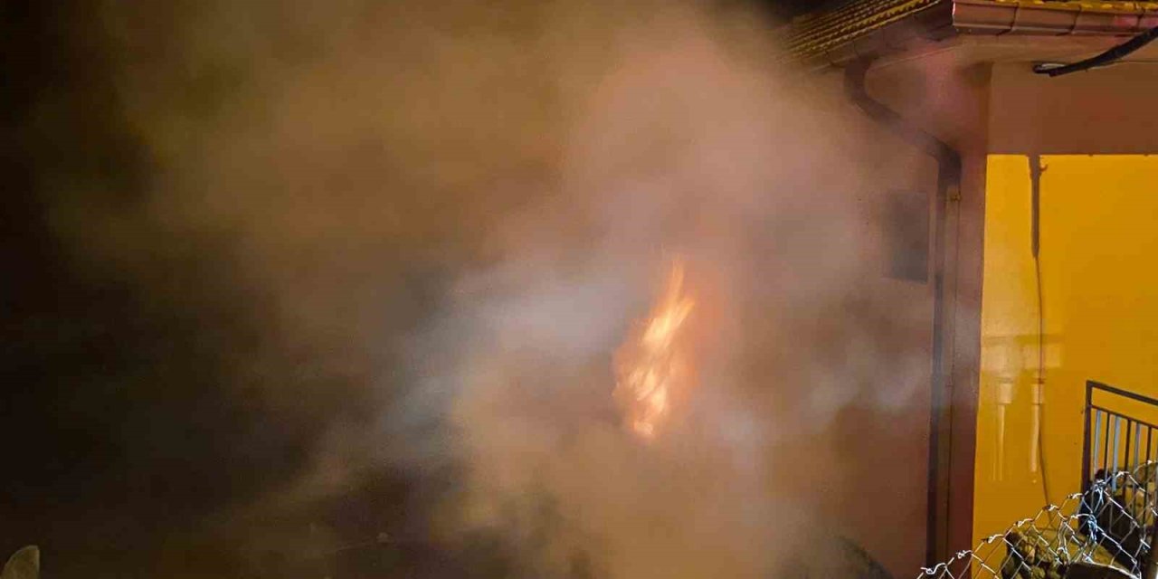 Antalya’da 2 Katlı Evde Yangın Çıktı