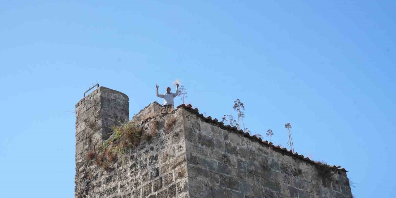 Kaleiçi’nde Surların Üzerine Çıkan Vatandaş, Polisi Alarma Geçirdi