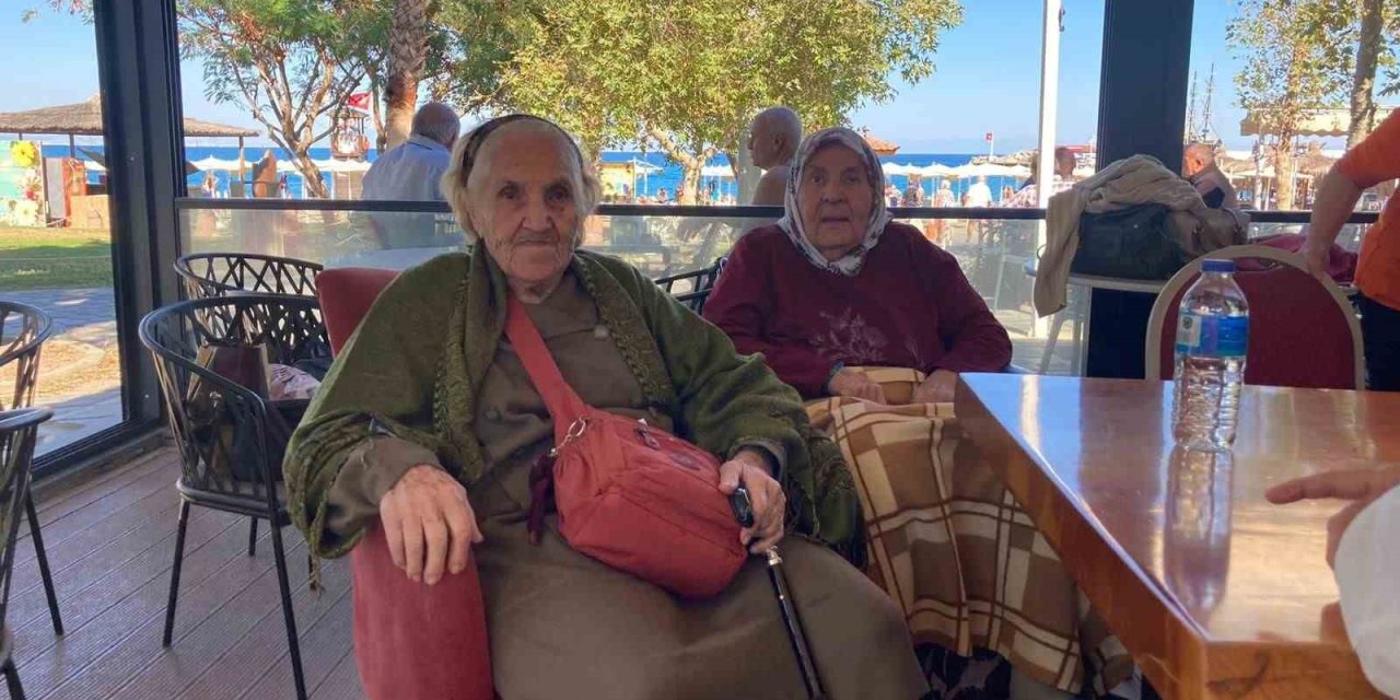 7 Yıldır Evden Çıkmayan 91 Yaşındaki Vatandaş, Aynı Yaştaki Çocukluk Arkadaşı İle Buluştu