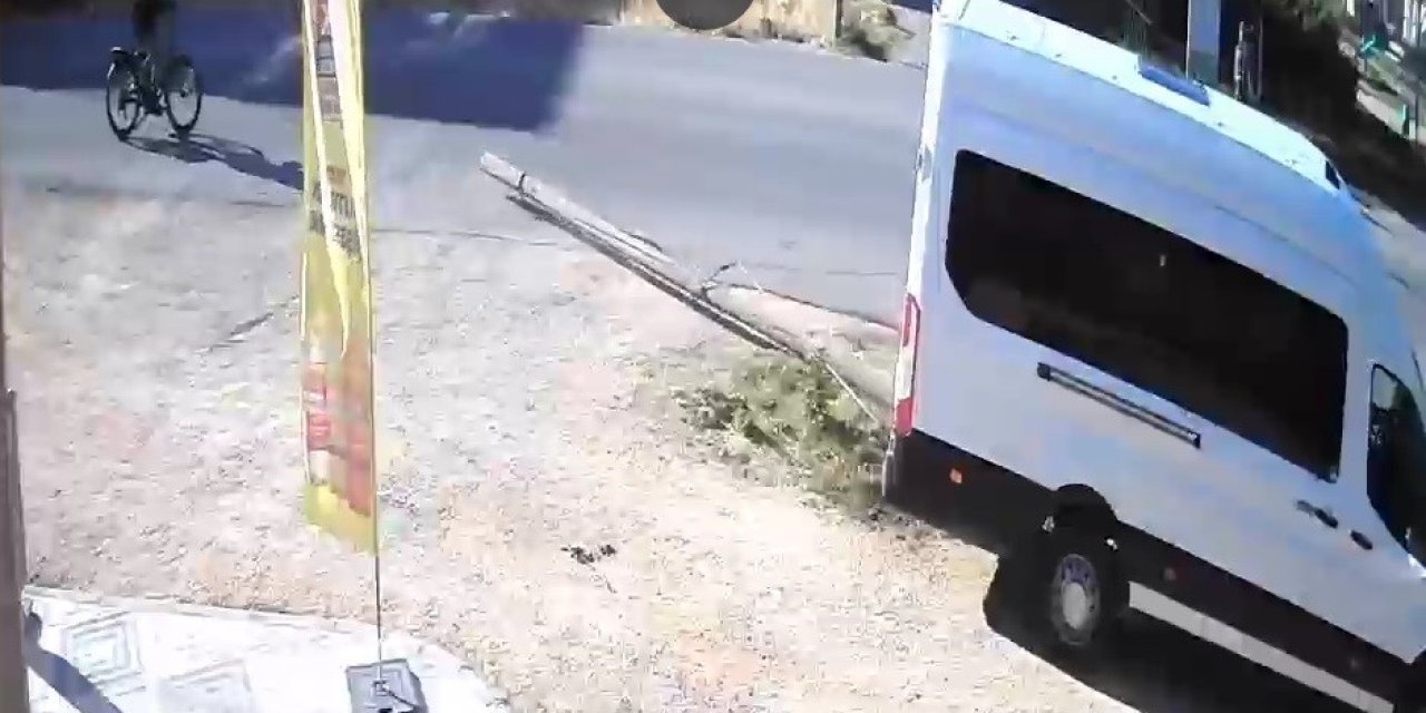 5 Metrelik Direği Yola Devirdi, Bisiklet Sürücüsü Son Anda Kurtuldu