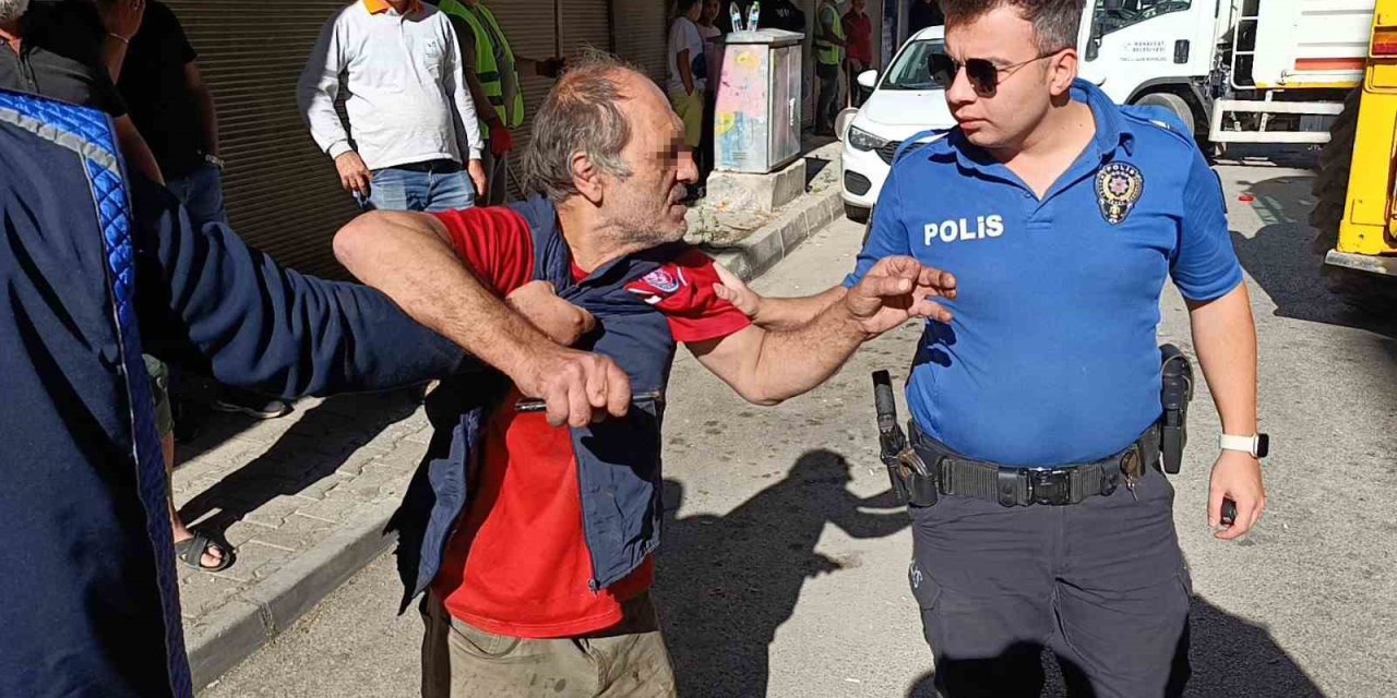 Çöp Evden 10 Kamyon Çöp Çıktı