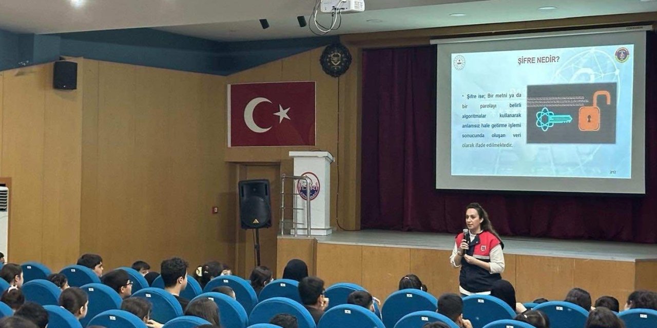 Mersin’de Jandarmadan Öğrencilere Siber Farkındalık Eğitimi
