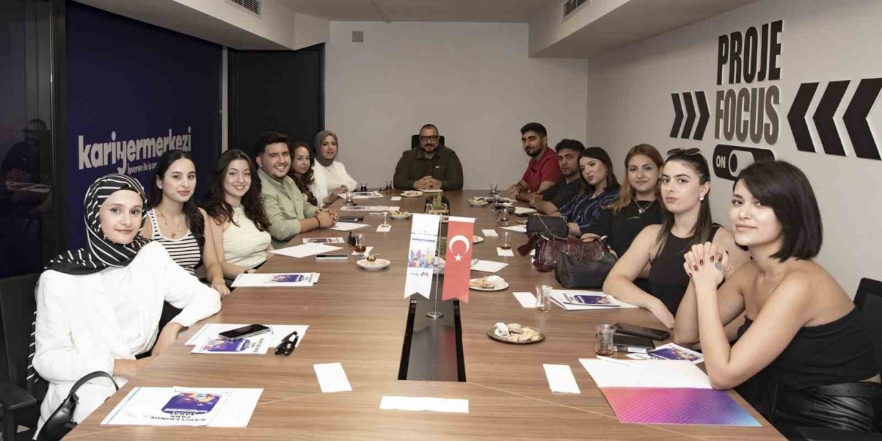 Kariyer Merkezi, Öğrencileri İş Dünyasına Hazırlıyor