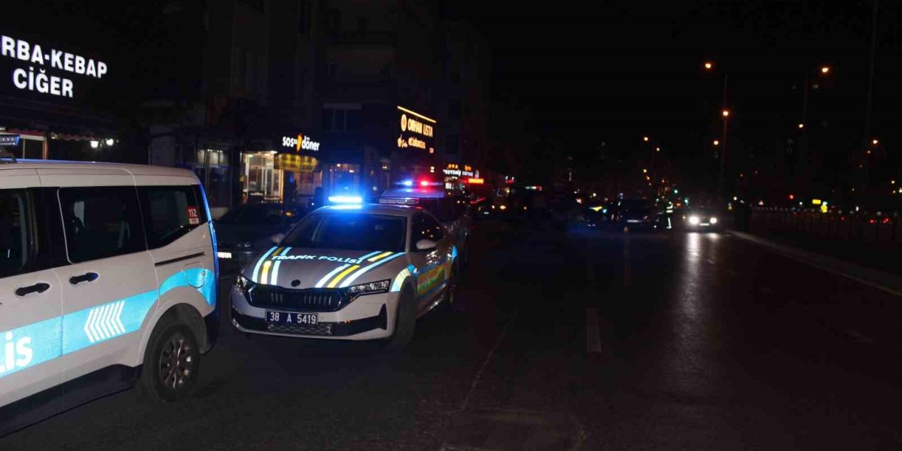 Kayseri’de 3 Araca Çarpan Lüks Otomobil Alev Aldı: 4 Yaralı