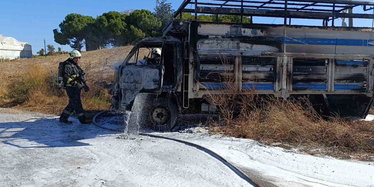 Seyir Halindeyken Alev Alan Kamyon Kullanılmaz Hale Geldi